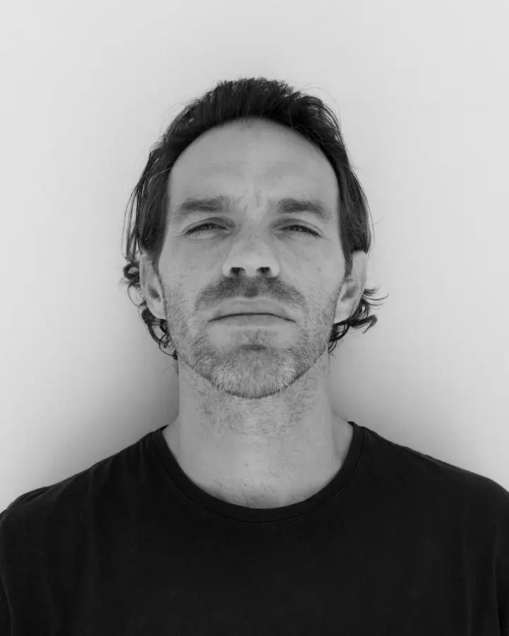 Thiago Laredo trabalhando no computador